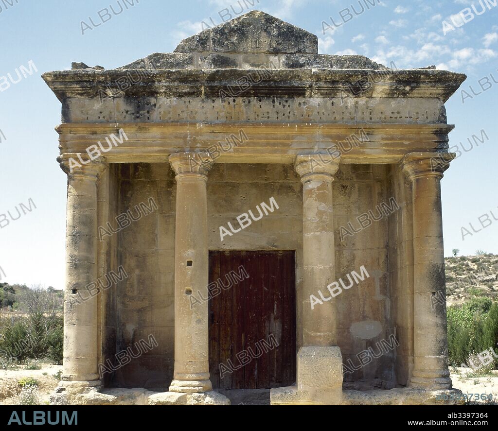 Mausoleo de Fabara o mausoleo de Lucio Emilio Lupo, también conocido como"Caseta de los Moros". Siglo II d. C. Vista general de la fachada o frontispicio principal, con un pequeño pórtico con dos columnas dóricas que sostienen un friso jónico. Fabara. Provincia de Zaragoza. Aragón. España.