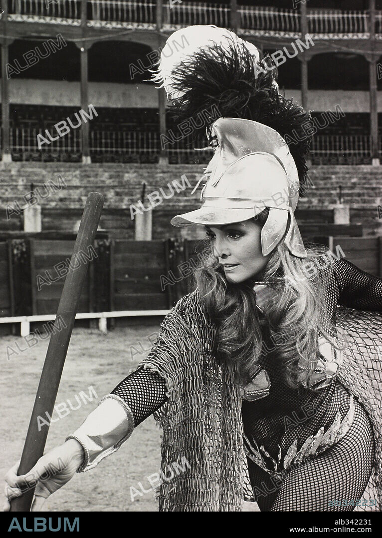CARMEN SEVILLA en SEX O NO SEX, 1974, dirigida por JULIO DIAMANTE. Copyright CB FILMS.