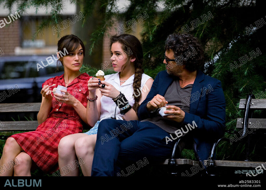 HAILEE STEINFELD, KEIRA KNIGHTLEY and MARK RUFFALO in BEGIN AGAIN, 2013, directed by JOHN CARNEY. Copyright EXCLUSIVE MEDIA GROUP.