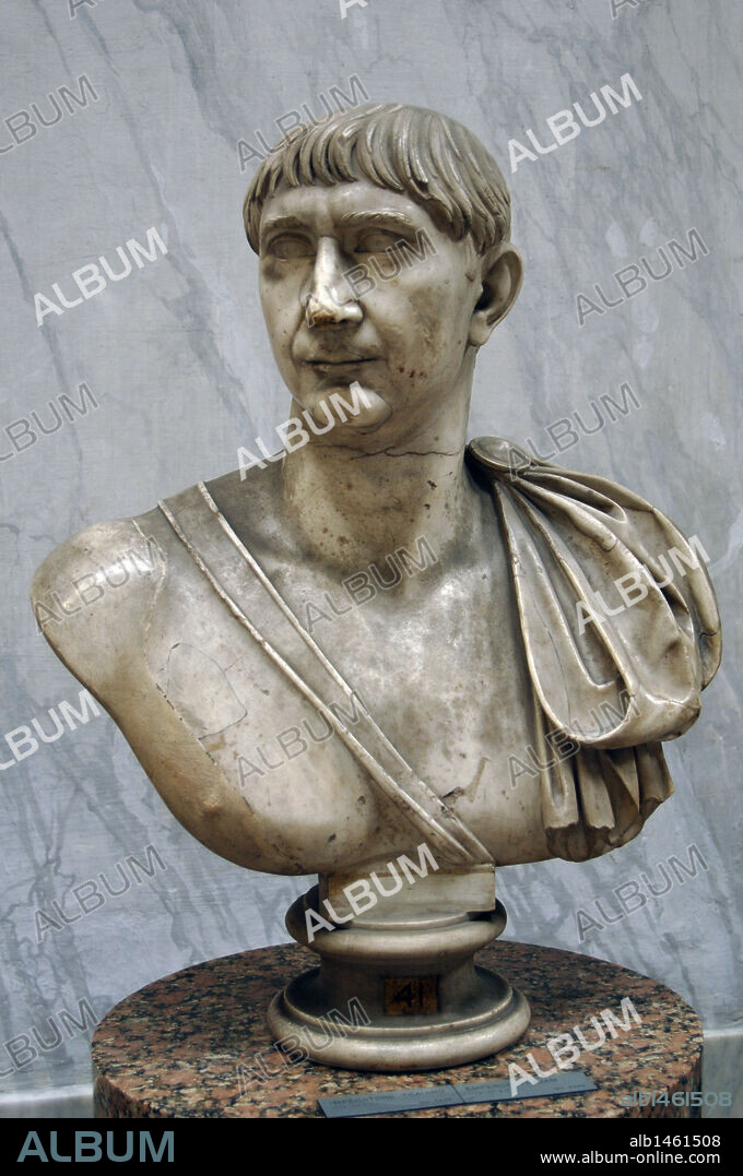 TRAJANO, Marco Ulpio (Marucs Ulpius Traianus) (Itálica,53 d. C. -Selinonte de Cilicia, 117 d. C.). Emperador romano (98d. C. -117 d. C.). Sucesor el emperador Nerva. Llevó al imperio a su máxima extensión. Escultura en mármol de TRAJANO. Galería de Braccio Nuovo. Museo Chiaramonti. Museos Vaticanos. Ciudad del Vaticano. Europa.