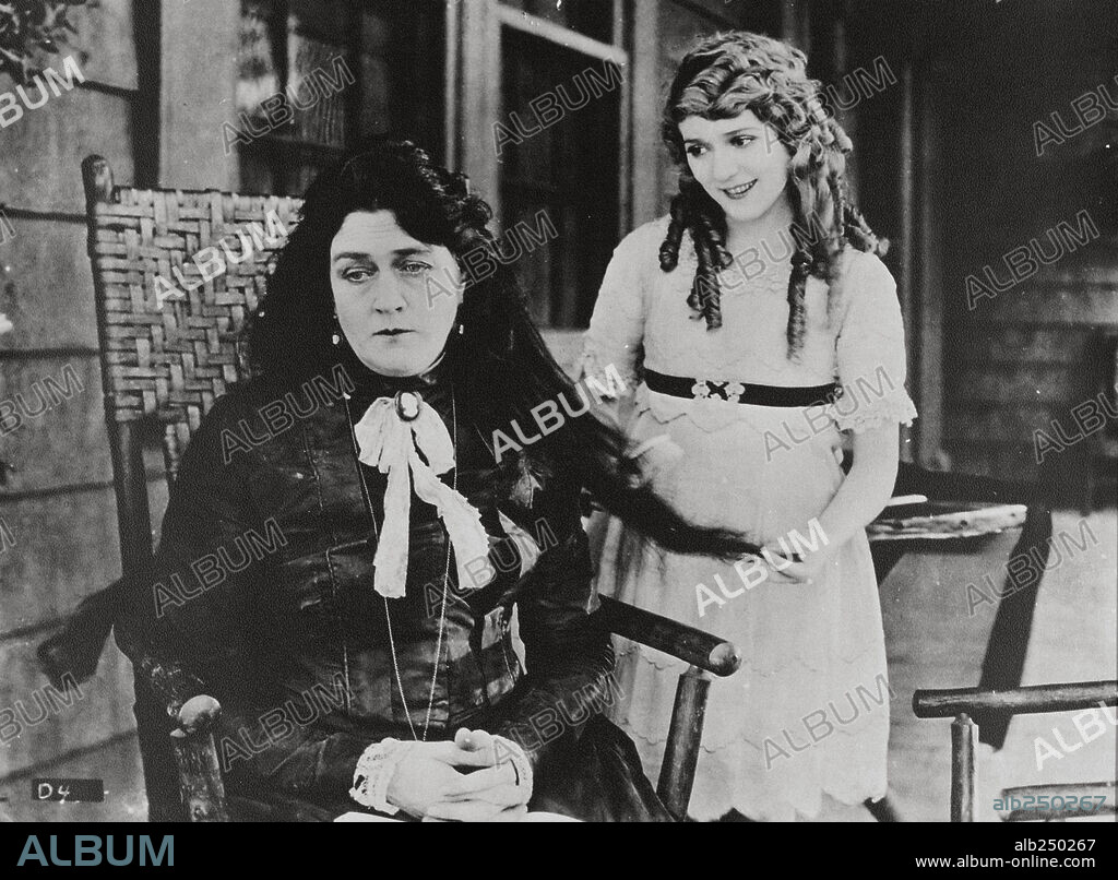 MARY PICKFORD in POLLYANNA, 1920, directed by CHARLES ROSHER. Copyright UNITED ARTISTS.