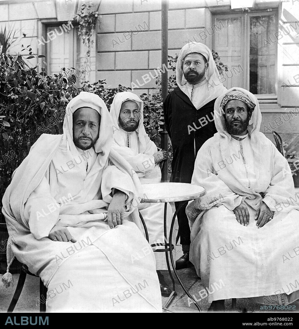 September 1908. The Mokri in Madrid. On the terrace of the hotel in Rome. From left to right: Hadj Mohamed el Mokri. Si-Taile el Mokri, imperial commissioner of the Moroccan bank; Dr. Bey, SM Sherifiana delegate to the Public Works committee; Si-Idrisse el Boukili, undersecretary of state at the Ministry of Foreign Affairs.