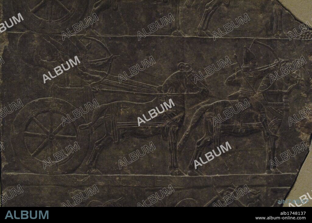 ARTE MESOPOTAMICO. ASIRIO. Relieves de CARROS DE GUERRA Y JINETES del ejército asirio. Alabastro. Hacia 645 A. C. PALACIO DE Asurbanipal. Nínive. Museo del Louvre. París. Francia.