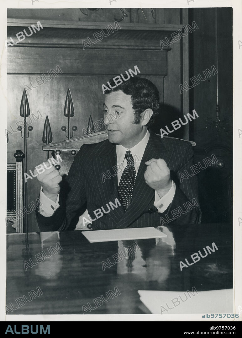 Enero de 1970. Arturo Fernández, en el despacho del fundador de ABC, durante un coloquio sobre la obra «Yo soy Brandel», de Juan Ignacio Luca de Tena, en el que intervinieron los catedráticos don Manuel Fraga Iribarne y don Juan José López Ibor; la actriz doña Milagros Pérez de León; el crítico don Gabriel García Espina; los directores teatrales don Luis Escobar y don Cayetano Luca de Tena.