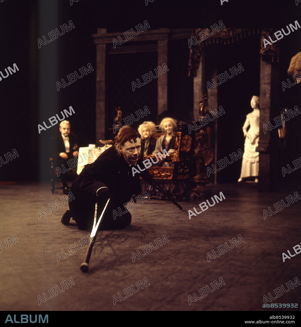 1972.. SPÖKSONATEN Ett kammarspel av August Strindberg i regi av Johan Bergenstråhle Sänt första gången 1972-10-30 Kryckor persons: MARGIT ANDELIUS;ULLA SJÖBLOM;ALLAN EDWALL sites: SVERIGE.