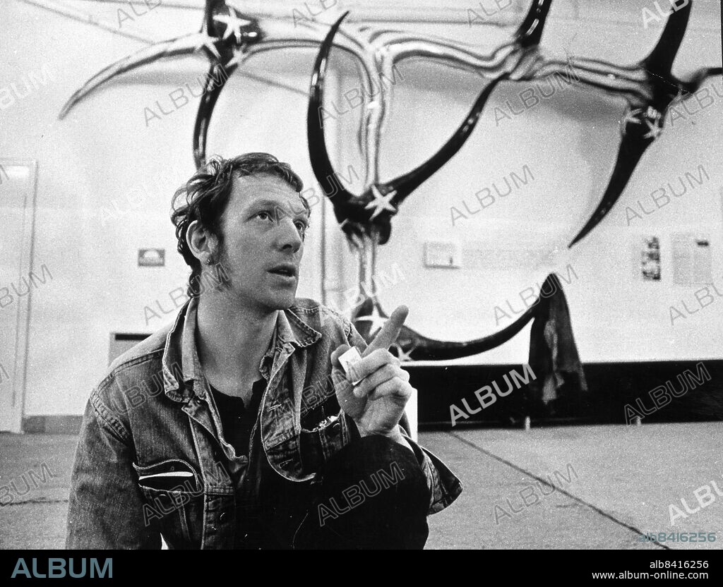 ARKIV -19730223- Claes Hake, skulptör framför sitt verk "Amerikanaren" Foto: Erich Stering Kod: 57 COPYRIGHT SCANPIX SWEDEN.