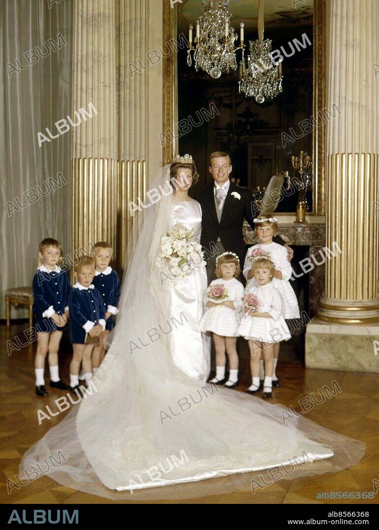ARKIV 1964 . Kungligt bröllop. Brudparet prinsessan Désirée och friherre Niclas Silfverschiöld med brudnäbbar.. Bride and bridegroome, princess Desirée and baron Niclas Silfverschiöld with pages and bridemaids.. Foto: TT / kod 1901.