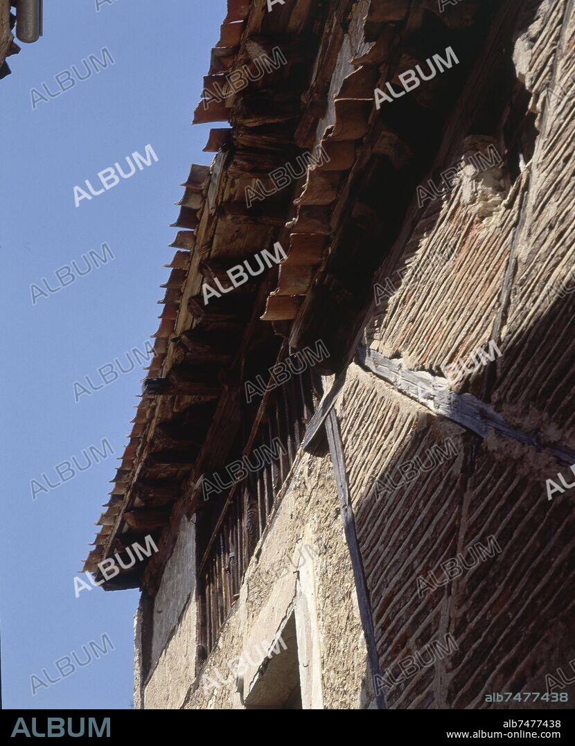 CASA TIPICA-DETALLE DE LA CONSTRUCCION CON VIGAS DE MADERA EN LA FACHADA.