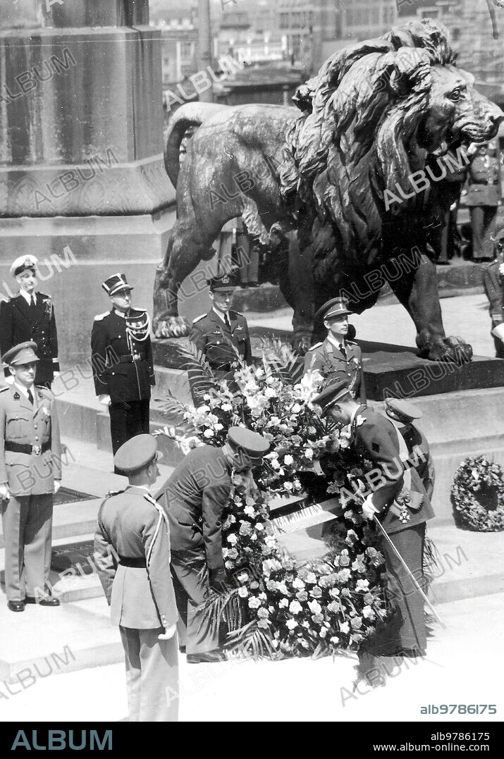 Bruselas (Bélgica), 17/7/1951. El Rey Balduino I de los Belgas deposita una corona en el monumento al soldado desconocido, tras jurarar ante el Parlamento la Constitución del pueblo belga. El día anterior, su padre, el Rey  Leopoldo III abdicó.