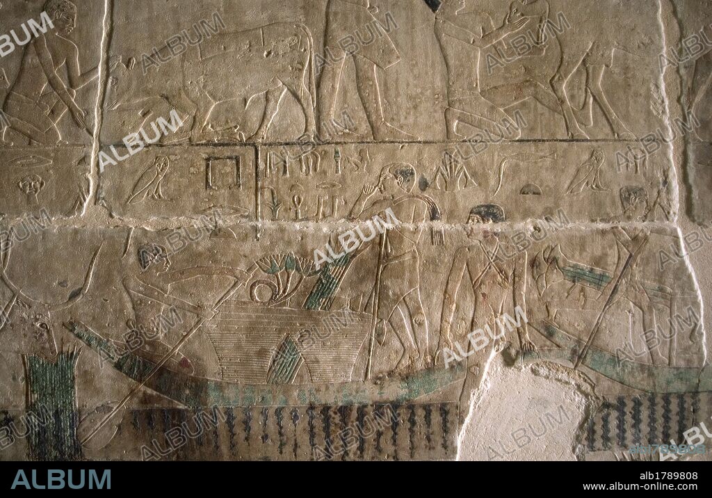 ARTE EGIPCIO. EGIPTO. TUMBA DE NEFER Y KA-HAY. Perteneciente a la V Dinastía. Fué construida por Nefer para su familia. De una única sala, y con un total de nueve tumbas. Relieve con la representación de una barca navegando por el Nilo con sirvientes transportando mercancías. IMPERIO ANTIGUO. NECROPOLIS DE SAKKARA. Egipto.