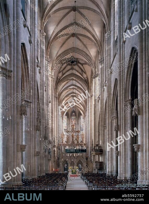 Halberstadt (Sachsen-Anhalt), Dom St. Stephanus. (Baubeginn 1239). Innenansicht: Mittelschiff nach Osten. Foto, undat. (1990?).