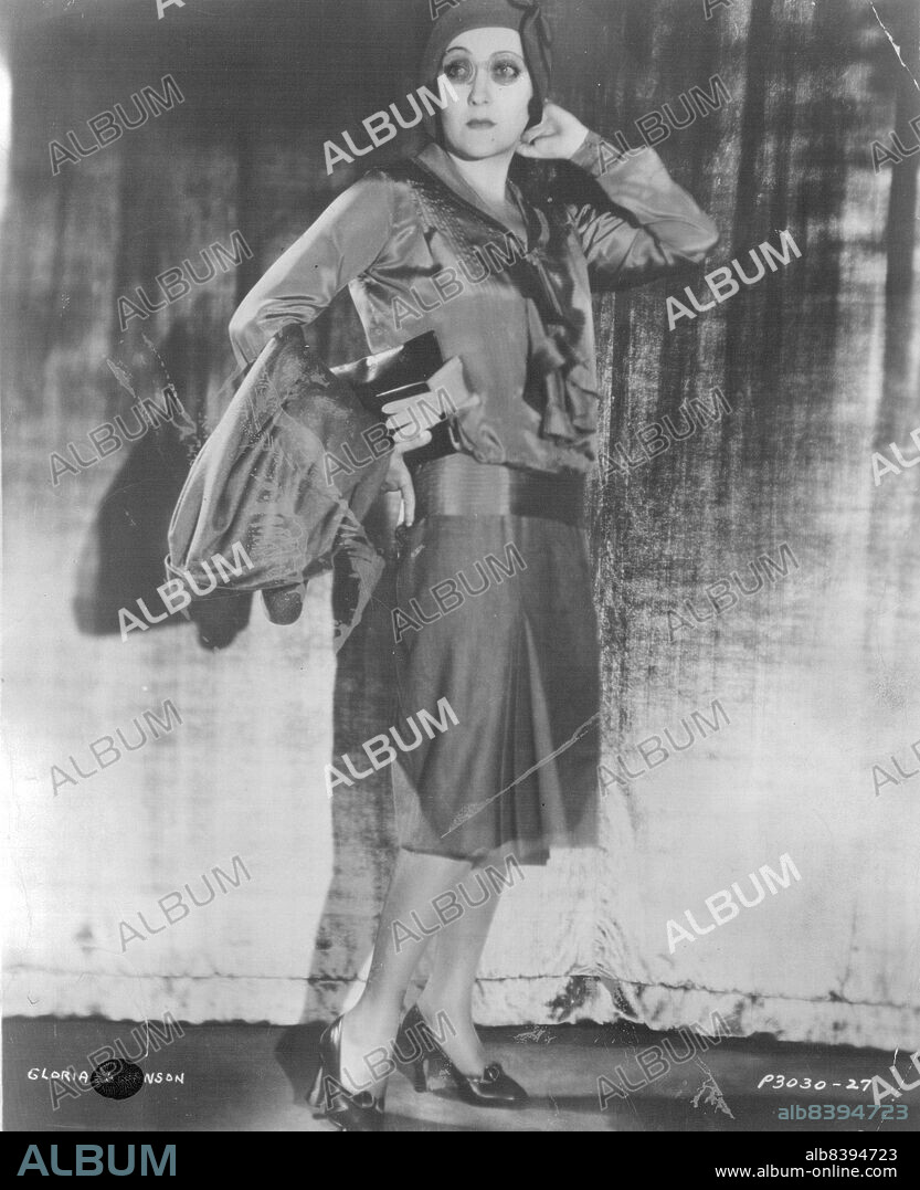 Real life queen of the movies in the jazz era, Gloria Swanson was just the smartest thing with tubular dress and envelop bag.Old Look: His new Knee Look style is derived from the fashions of the 20's. August 13, 1950.