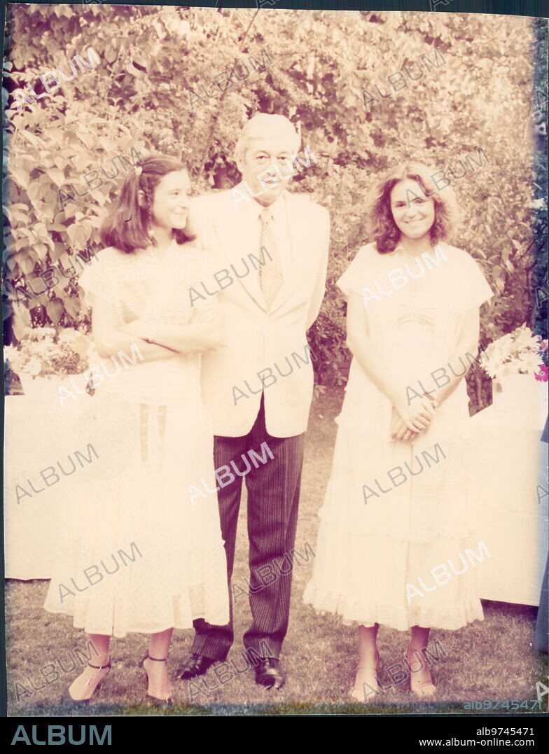 1975. Don Guillermo Luca de tena con sus Hijas, soledad y catalina Luca de tena.