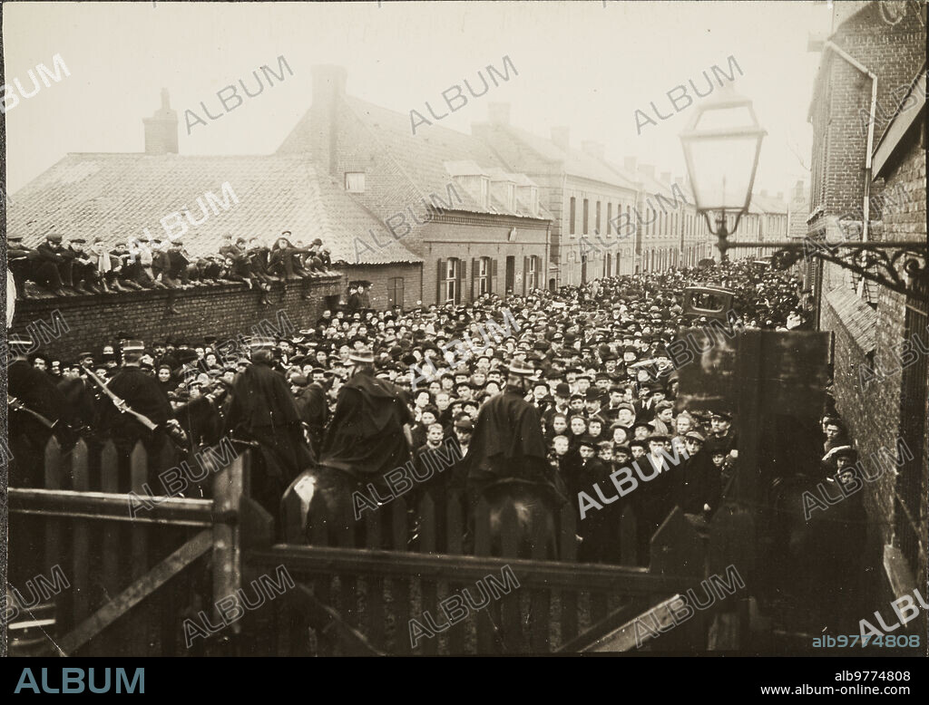Courrières (Francia), 10/03/1906. La catástrofe de Courrières donde murieron mil cien mineros. En la imagen, el pueblo esperando noticias delante de la entrada a los pozos.