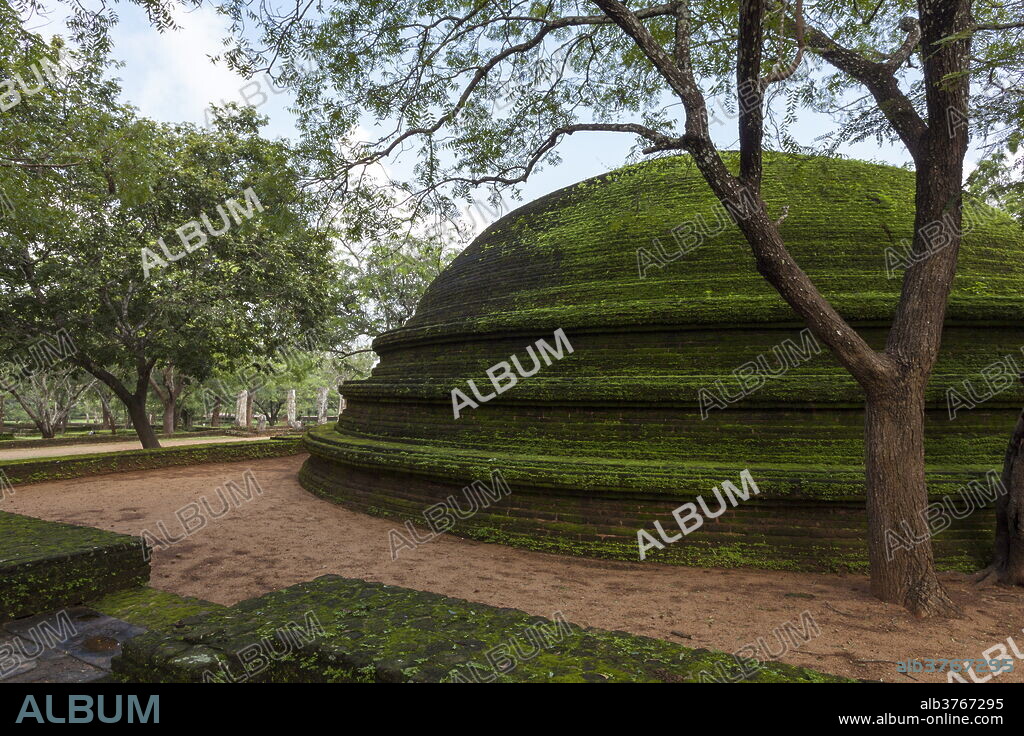 A dome shaped structure in the Kiri Vihara Buddhist temple ruins, Polonnaruwa, UNESCO World Heritage Site, Sri Lanka, Asia.