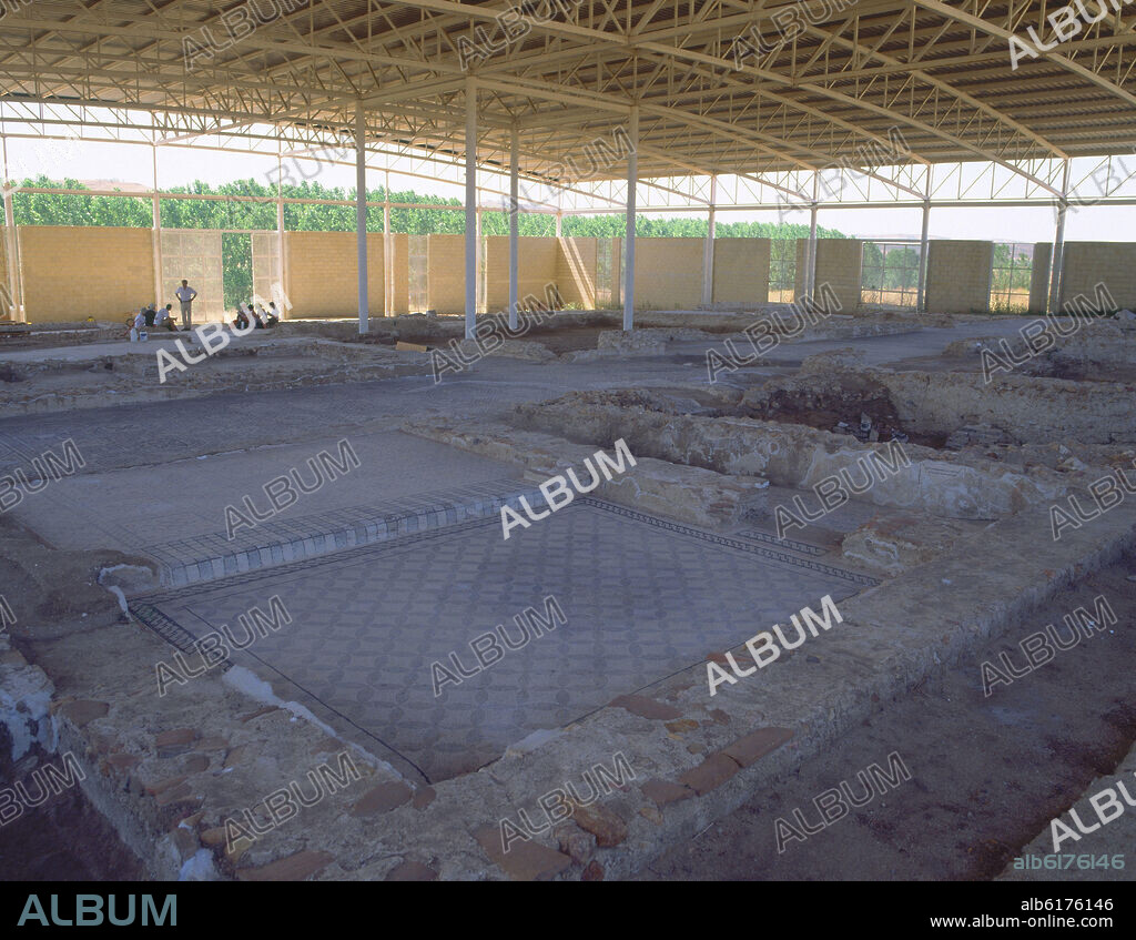 YACIMIENTO ARQUEOLOGICO - MOSAICOS ROMANOS DE LA VILLA DE MATERNO CINEGIO - S IV - FOTO AÑOS 90.