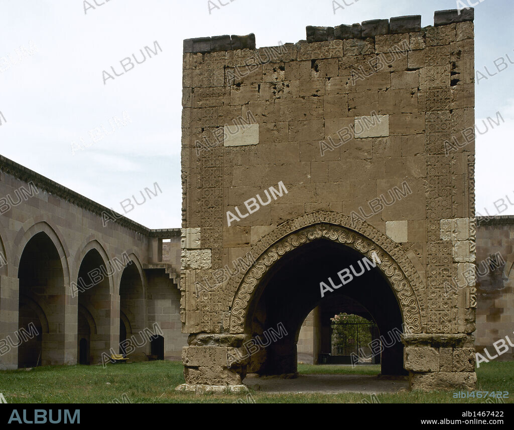 Islamic Art. Turkey. Anatolia. Selyucids period. Sultanhani Carvanserai. Built from 1226 to 1229. The Caravanserai are building for protecting from thieves and hosting the trader's caravans of the Silk and the Spices Route. Detail courtyard.