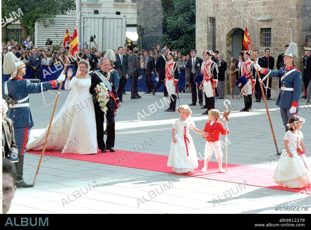 3 octubre 1997. HORIZONTAL - Boda de la Infanta Cristina e Iñaki Urdangarín: en laimagen, Don Juan Carlos, con uniforme de gala de capitán general del Ejército, lleva del brazo a Doña Cristina, precedidos por los pajes.