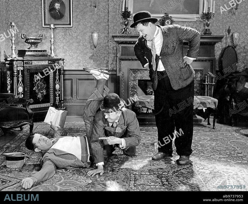 1940. Cataplun: ya cayó Jimmy Parrott, y vean las caras de regocijo, al ver al director en el suelo.