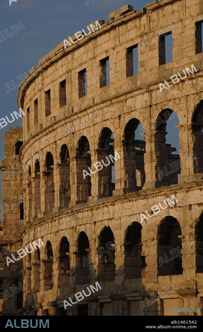 ARTE ROMANO. CROACIA. ANFITEATRO ROMANO. Construído en el siglo I d. C. Declarado Patrimonio de la Humanidad por la UNESCO. Vista del exterior. PULA. Península de Istria.