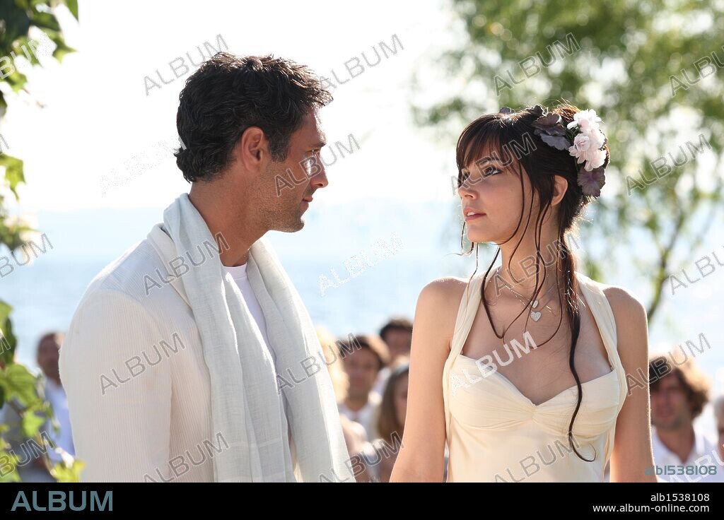 MICHELA QUATTROCIOCCHE and RAOUL BOVA in SCUSA MA TI VOGLIO SPOSARE, 2010, directed by FEDERICO MOCCIA. Copyright MEDUSA FILM/ARELLA FILM.