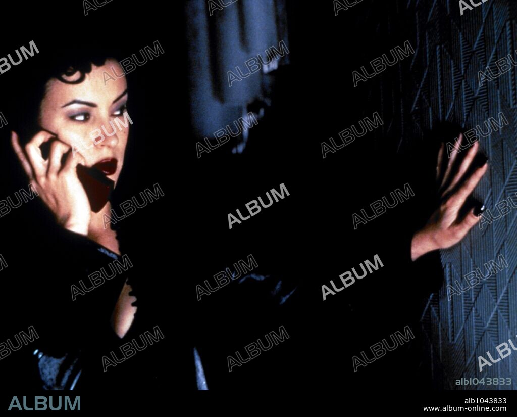 JENNIFER TILLY en LAZOS ARDIENTES, 1996 (BOUND), dirigida por ANDY WACHOWSKI y LARRY WACHOWSKI. Copyright DINO DE LAURENTIS.