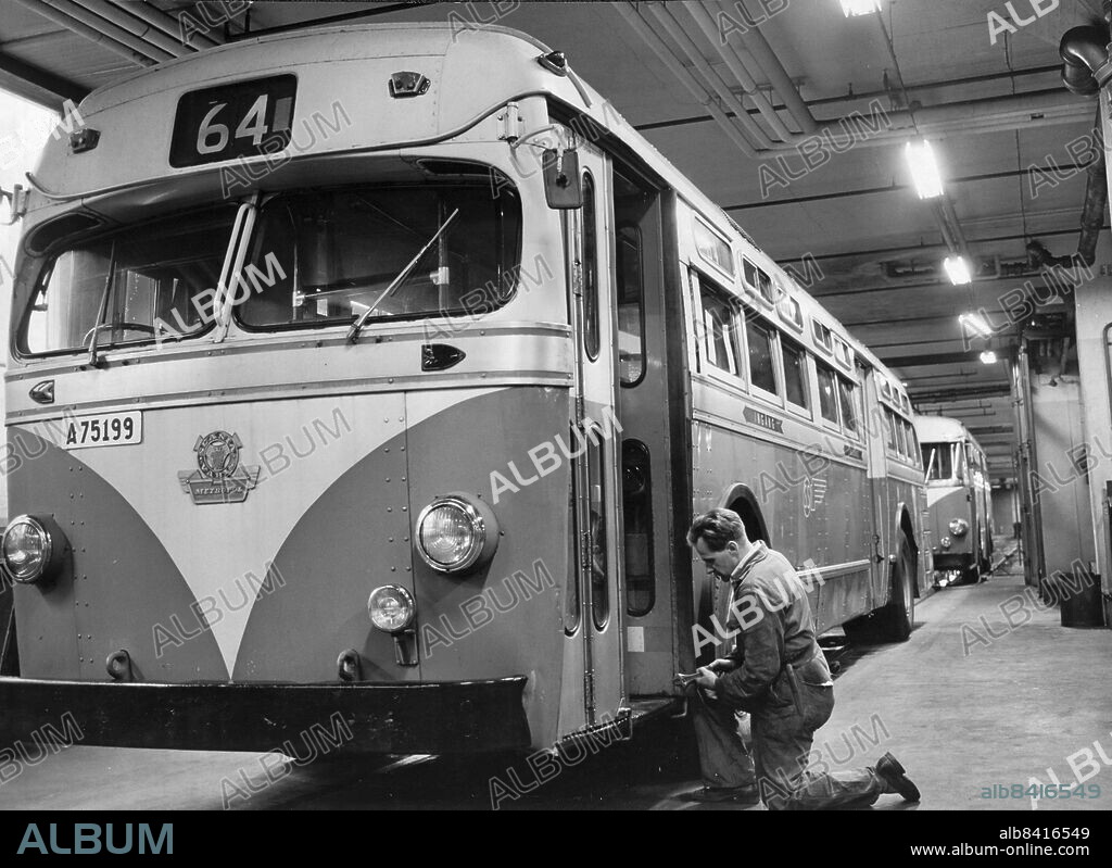 Stockholm 1961-11-07. Bussar i vagnhallen i Hornsbergs bussdepå. Foto: Bengt Almquist / DN / TT / Kod: 1. ** SvD OUT **.