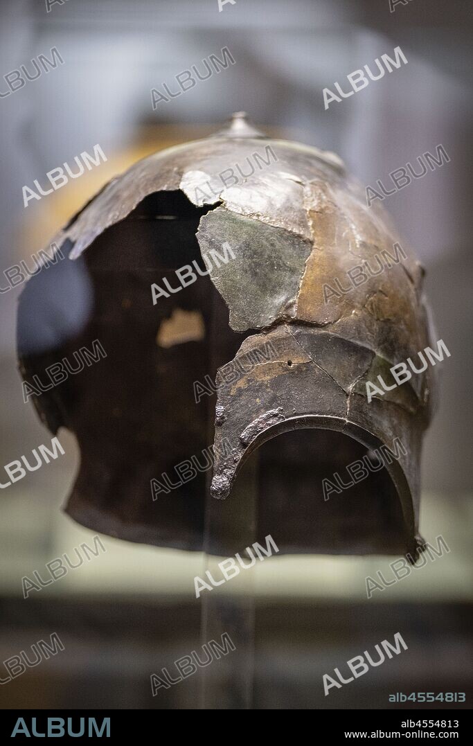 casco Celtibérico, siglo IV. a.C, La Fuentona, museo Numantino de Soria, Soria, Comunidad Autónoma de Castilla, Spain, Europe.