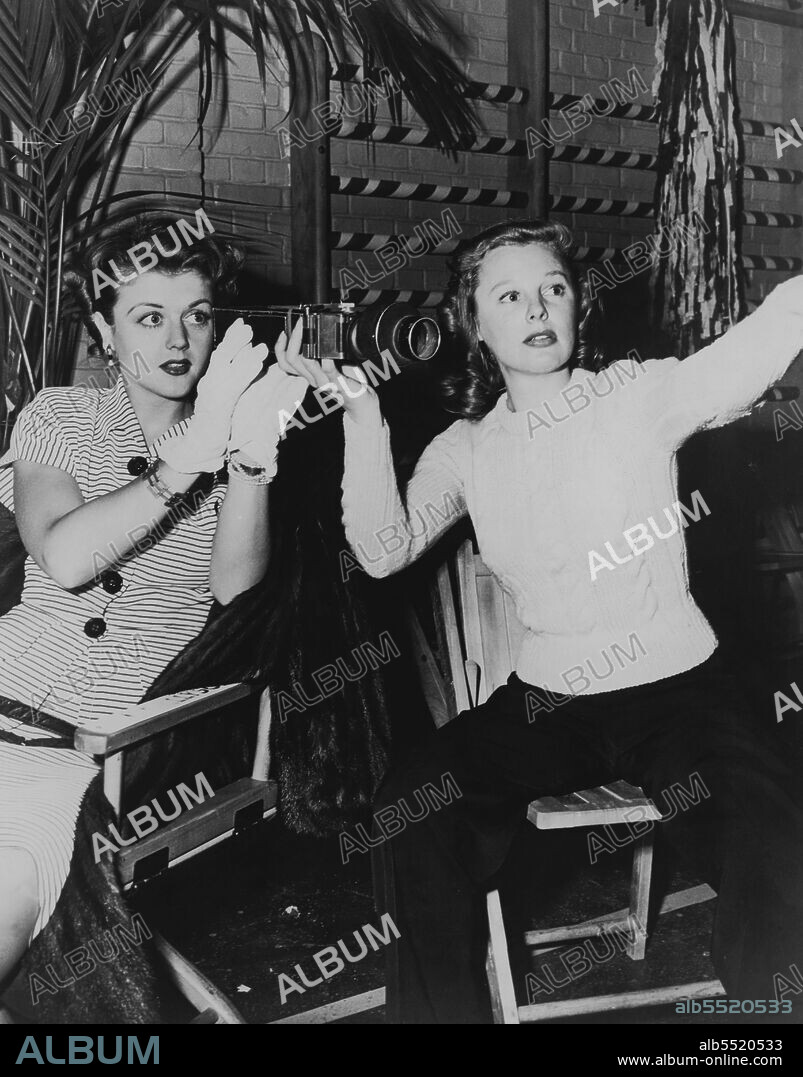 June Allyson (1917-2006), actriz de cine estadounidense, y Angela Lansbury (1925-), actriz de cine y televisión británica.