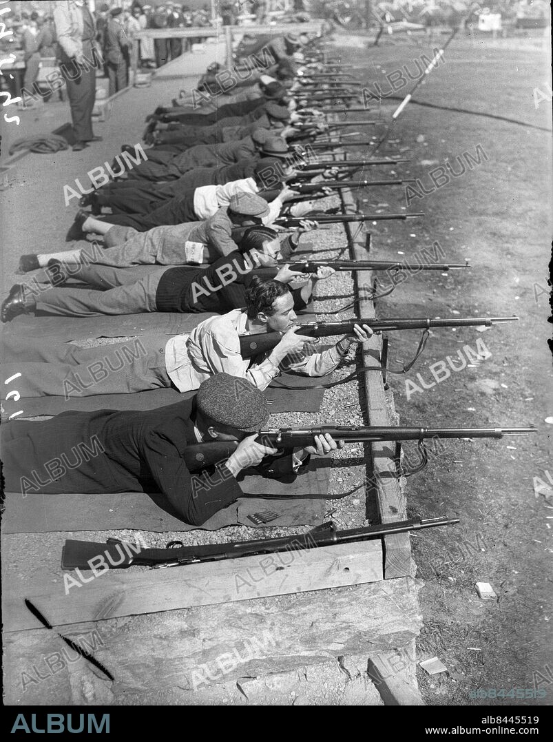 GÖTEBORG 1942-05-14.. Skjutbana - troligen i Högsbo. På skjutvallen hittar vi många skyttar med sina gevär. *** Local Caption *** GT Låda 1942-maj-01 Foto: Kamerareportage / TT / Kod: 2524.