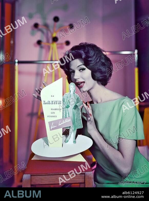 Mode: Damenmode, Frankreich, 1950er Jahre.-Mannequin mit einer Werbung für Kleidung aus Wolle.-Foto, undat. (1950er Jahre).