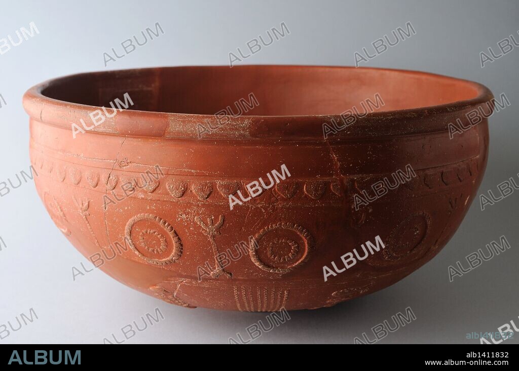 Cuenco de cerámica " Terra Sigillata Hispanica" , Tipo Drag 37 con decoración geometrica en circulos concentricos .Dimensiones 20 cm x 12 cm . ( Siglo II dc ) - Epoca romana , procedente del Yacimiento arqueológico de Complutum en Alcalá de Henares ( Madrid ). ESPAÑA .