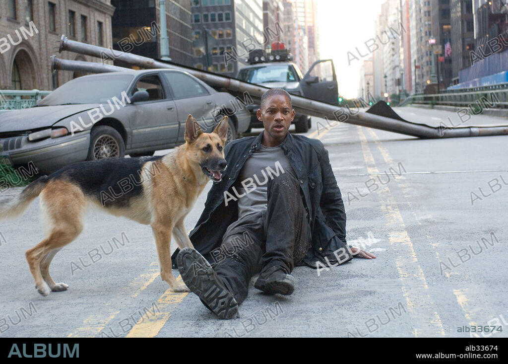 WILL SMITH en SOY LEYENDA, 2007 (I AM LEGEND), dirigida por FRANCIS LAWRENCE. Copyright WARNER BROS. PICT./VILLAGE ROADSHOW PICT./WEED ROAD PICT/ / WETCHER, BARRY.