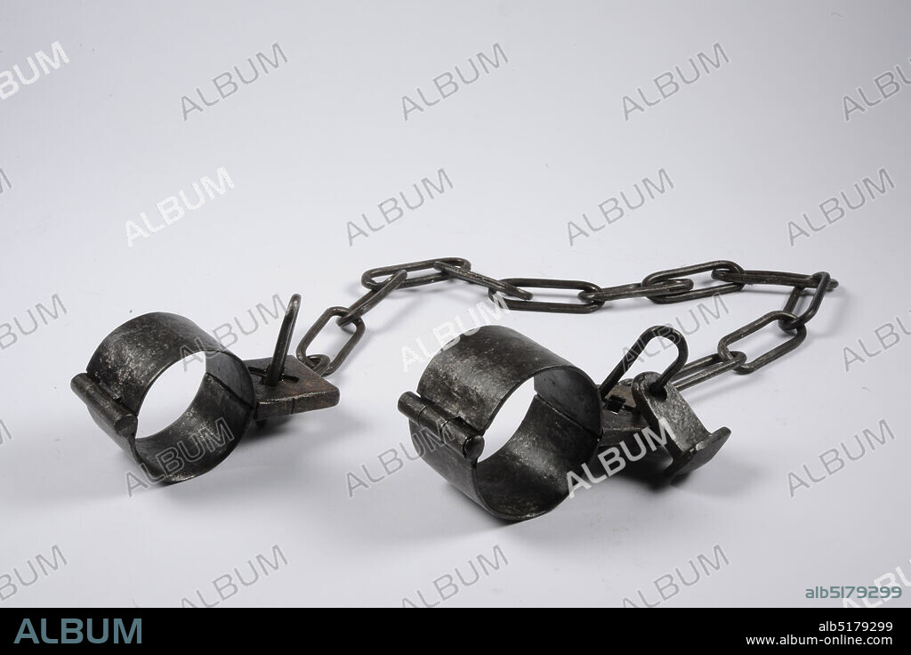 handcuff, Anonymous, 18th century, forged, Two iron handcuffs, consisting of a wide band with a hinge on one side and two protruding plates, in which a cross is cut out, on the other side. The plates are locked by means of a sleeve, which is slid over the plates and through which the chain is passed. The chain has a nail with a rectangular head at one end, General: 5 x 104.5 x 9.2cm (50 x 1045 x 92mm).