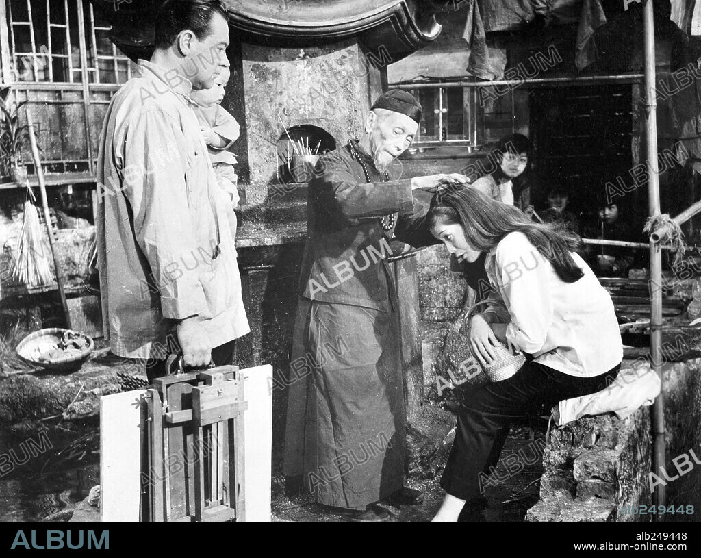 NANCY KWAN and WILLIAM HOLDEN in THE WORLD OF SUZIE WONG, 1960, directed by RICHARD QUINE. Copyright PARAMOUNT PICTURES.