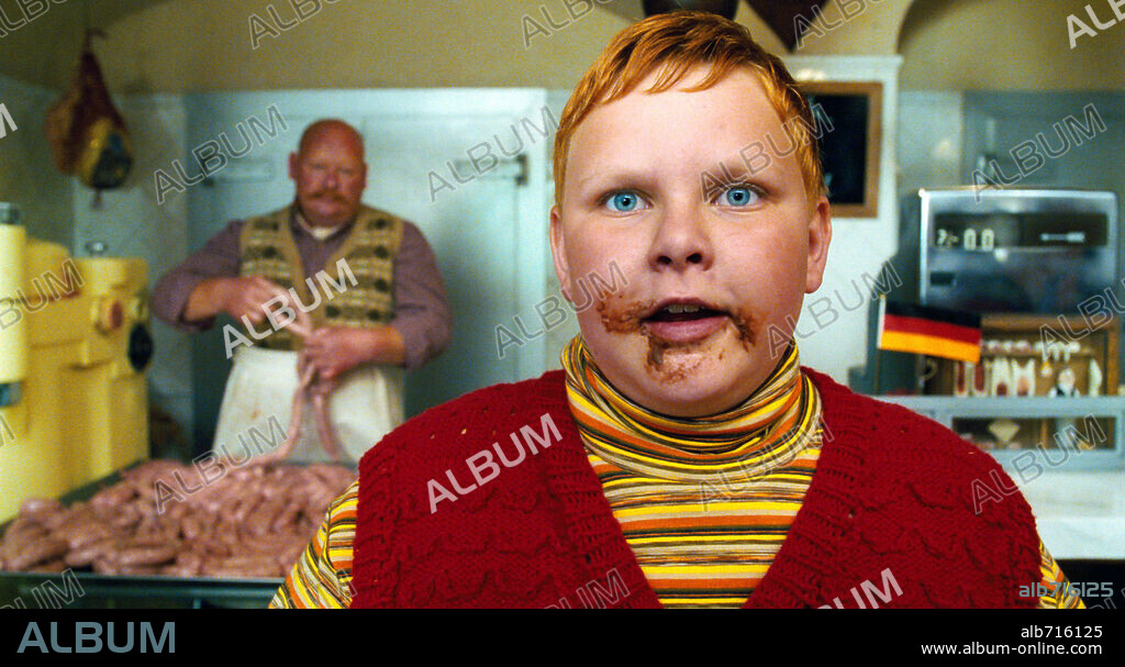 PHILLIP WIEGRATZ in CHARLIE AND THE CHOCOLATE FACTORY, 2005, directed by TIM BURTON. Copyright WARNER BROS.