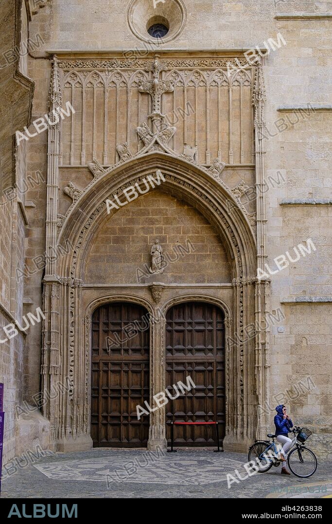 portal de la Almoina, proyectado en 1498 por Francesc Sagrera, Gaudí añadió en esta entrada un mosaico hexagonal de piedra con símbolos eucarísticos, Palma, Mallorca, balearic islands, Spain.