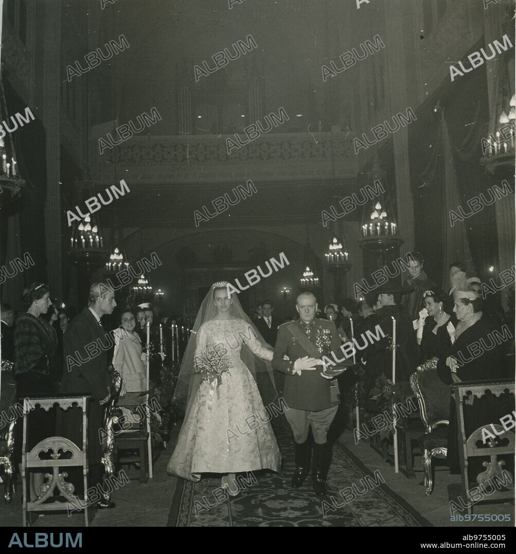 Madrid, 01/12/1957. Boda de María Sonsoles de Díez de Rivera y de Icaza, hija de los marqueses de Llanzol, con D. Eduardo Fernández de Araoz y Núñez. en la iglesia de San Jerónimo el Real de Madrid. En la imagen, del brazo de su padre y padrino, el marqués de Llanzol.