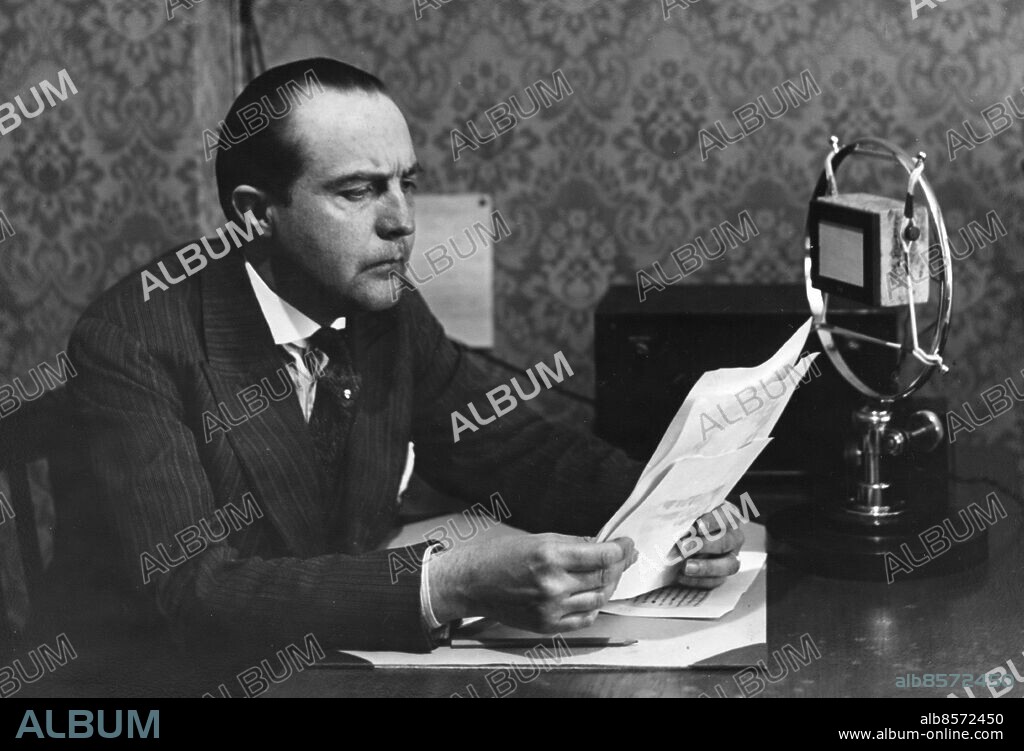 ARKIV 1927. Nyhetsuppläsare vid TT. Tidningarnas Telegrambyrå grundades 1921 och drog igång verksamheten året därpå efter en sammanslagning med konkurrerande Presstelegrambolaget.1925 blev TT ensam ansvarig för nyhetssändningarna i radio. Med TT skapades en nationell nyhetsbyrå med samtliga abonnenter som ägare.. Foto: Bertil Norberg / SCANPIX Kod: 1060.