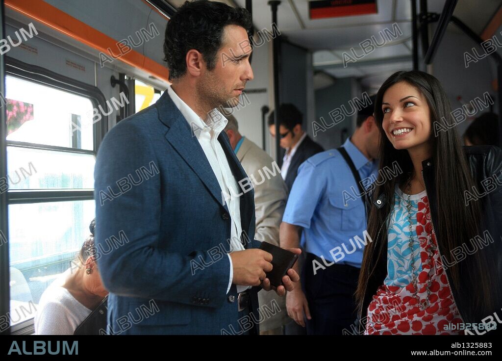 MICHELA QUATTROCIOCCHE y RAOUL BOVA en PERDONA SI TE LLAMO AMOR, 2008 (SCUSA MA TI CHIAMO AMORE), dirigida por FEDERICO MOCCIA. Copyright MEDUSA FILM.