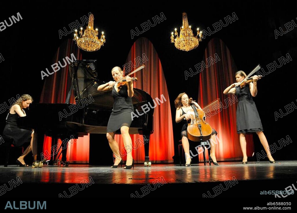 Salut Salon - Konzert am 25.06.2012 in Hamburg, Thalia Theater.