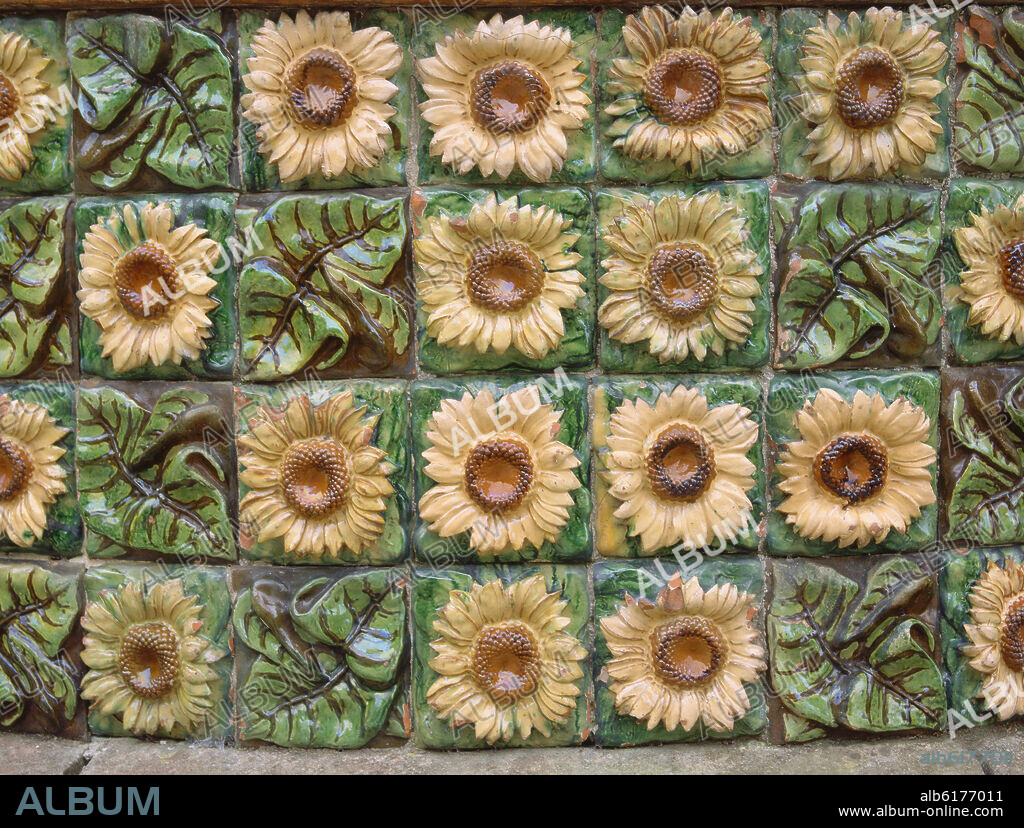 ANTONI GAUDÍ. AZULEJOS DECORADOS CON FLORES Y HOJAS DE GIRASOL.