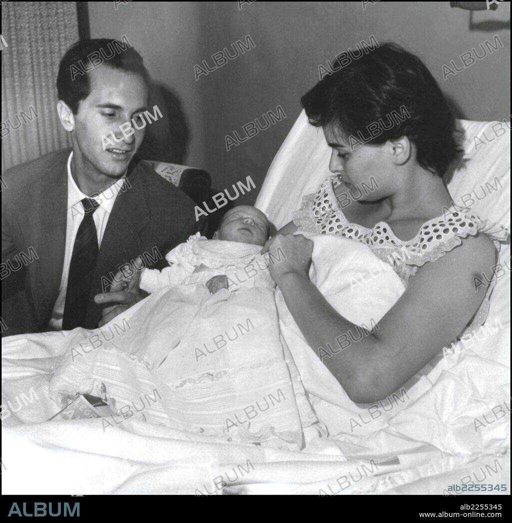 BOSE, LUCIA. ACTRIZ ITALIANA. CON SU MARIDO LUIS MIGUEL DOMINGUIN EL DIA DEL NACIMIENTO DE SU HIJA LUCIA. 31 AGOSTO DE 1957.