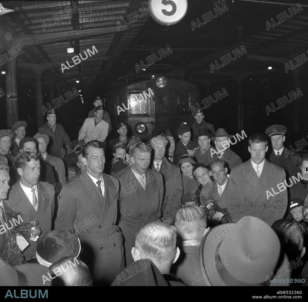 Göteborg 1956-12-04 - Silvermedaljörerna i rodd från OS i Melbourne anländer till Göteborgs Centralstation. Laget kallades RK Three Towns, eftersom roddarna kom från städerna Strömstad, Kungälv och Trollhättan. *** Local Caption *** GT. KAMERAREPORTAGE.