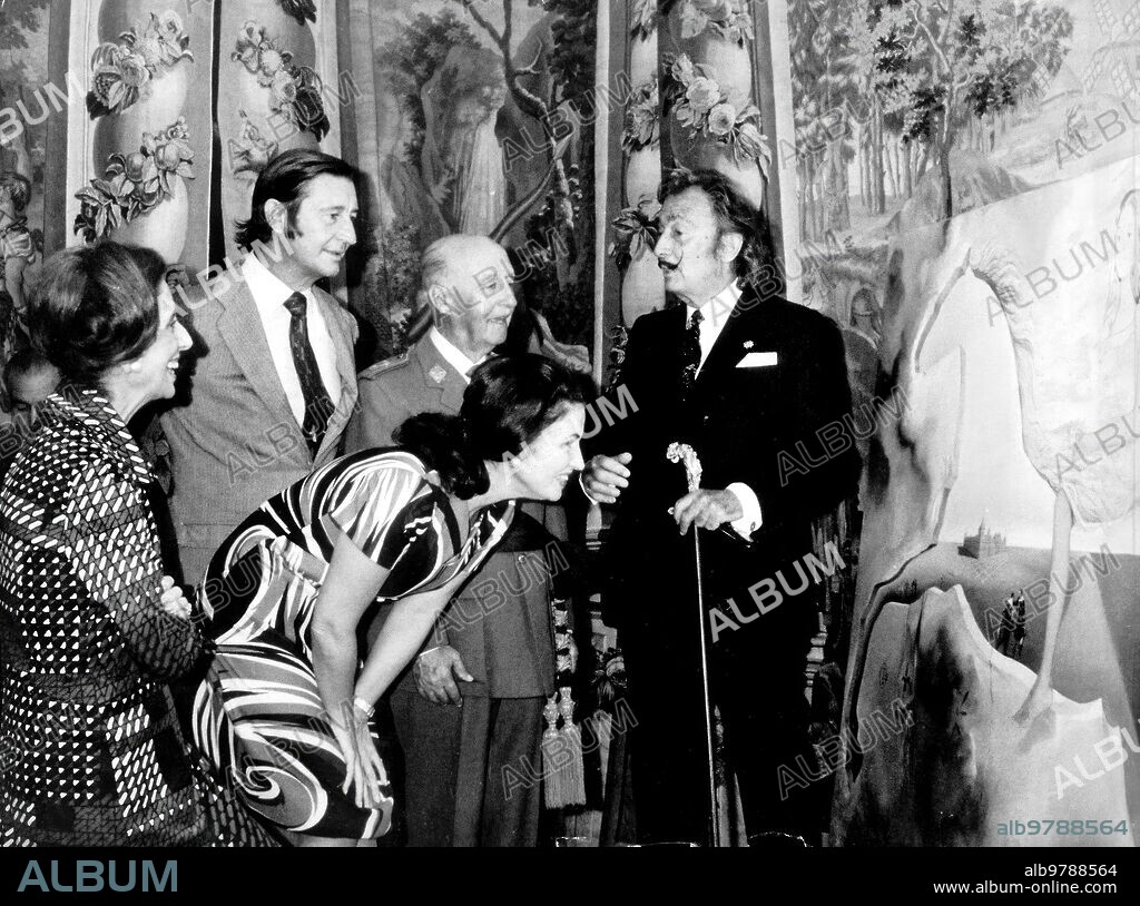 Madrid, 07/11/1972. Salvador Dalí en el Palacio de El Pardo. El pintor hace entrega al jefe de estado, Francisco Franco y señora del retrato que ha realizado de su nieta, Carmen Martínez Bordiú.