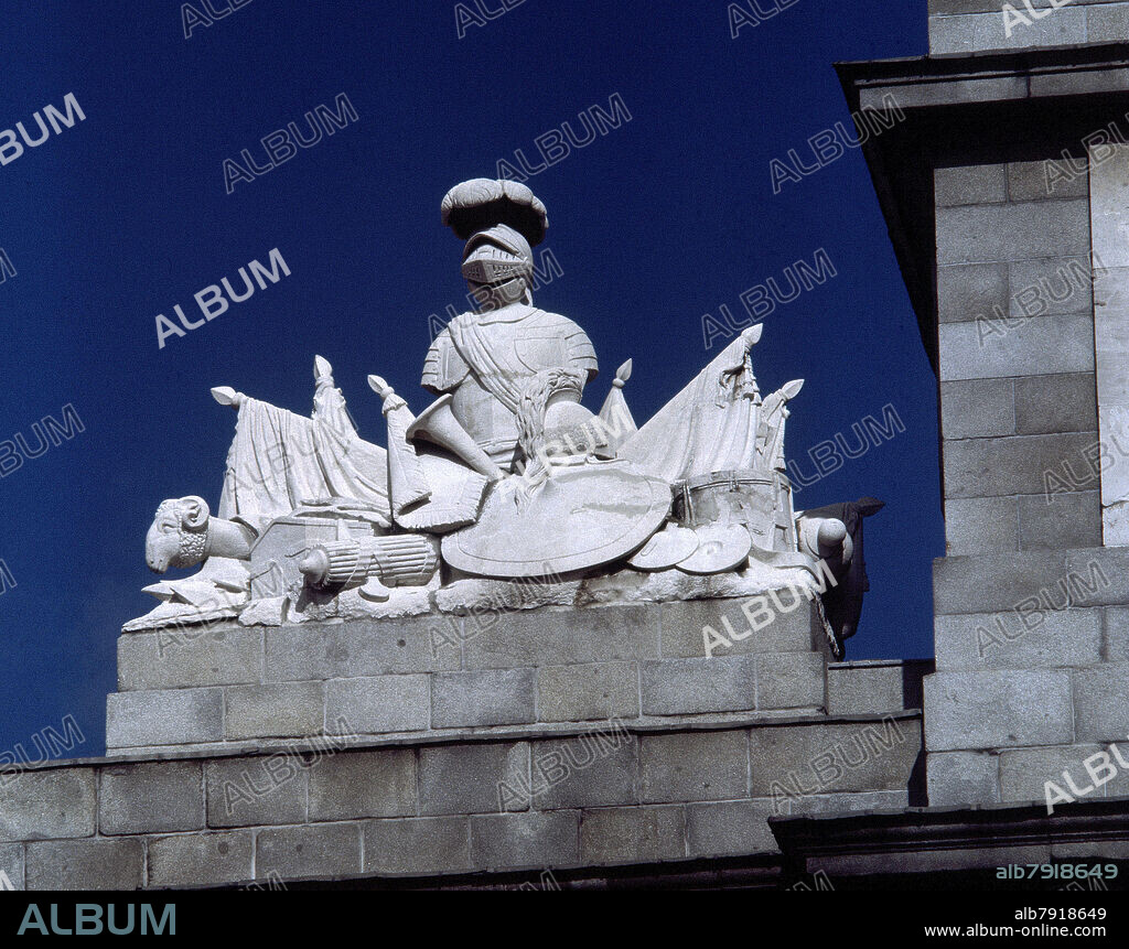 JOSE GINES-RAMON BARBA-VALERIANO SALVATIERRA. DETALLE DE LOS TROFEOS MILITARES REMATANDO LA PUERTA DE TOLEDO REALIZADA ENTRE 1817 Y 1826  - NEOCLASICISMO ESPAÑOL.