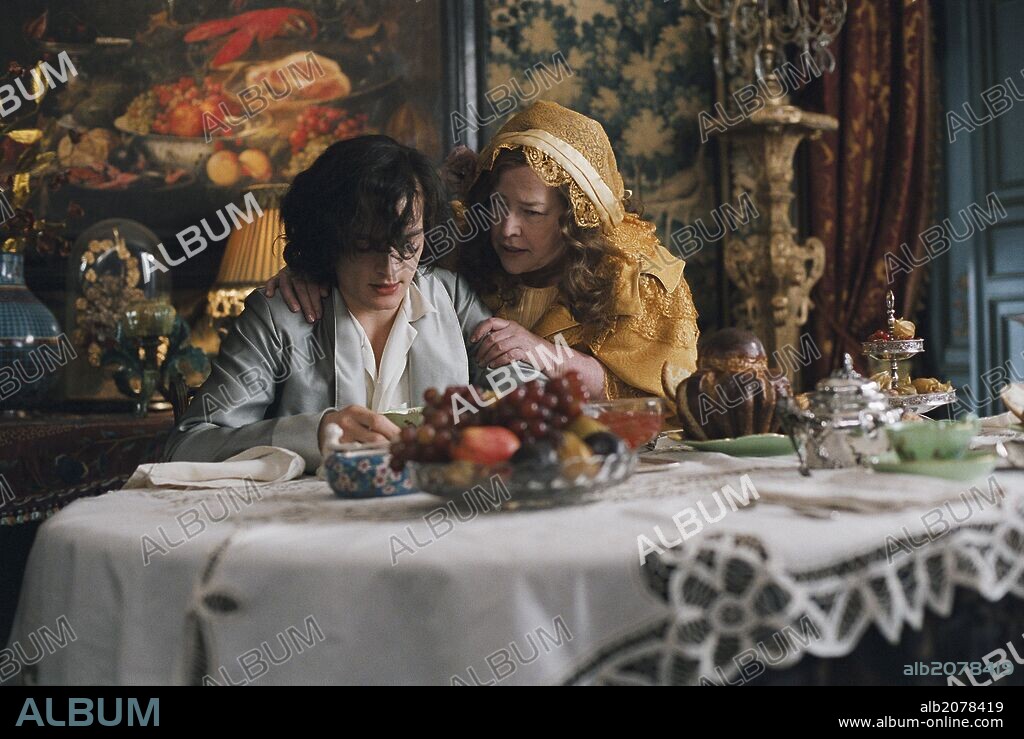 KATHY BATES and RUPERT FRIEND in CHERI, 2009, directed by STEPHEN FREARS. Copyright BILL KENWRIGHT FILMS.