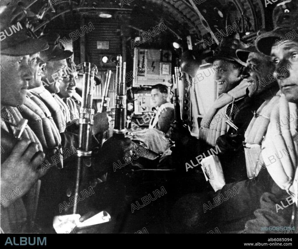 Fallschirmspringer in einem Truppentransporter auf dem Flug nach Kreta. Im Mai 1941 hatte das deutsche Luftlandeunternehmen "Merkur" mit der Eroberung der strategisch wichtigen griechischen Insel Kreta begonnen. 30/04/1941