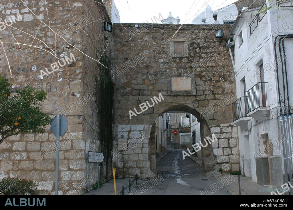 PUERTA DE LA VILLA O DE BELEN EN LA PARTE SUPERIOR DEL ARCO SE ENCONTRABA EL ESCUDO DE ARMAS DE D ALONSO SANCHEZ COMENZO LA CONSTRUCCION EN 1276.
