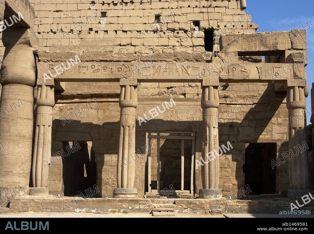 ARTE EGIPCIO. CAPILLA dedicada a la TRIADA TEBANA formada por los dioses AMON, MUT Y KHONSU (JONSU). Lado septentrional del PRIMER PATIO DE RAMSES II. TEMPLO DE LUXOR. EGIPTO. IMPERIO NUEVO.